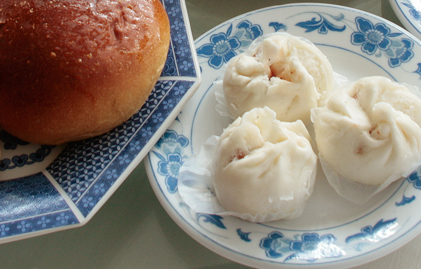 Honey Pork Buns and Steamed Pork Buns at Great Wall Chinese Restaurant, New Haven, CT.Photograph Copyright 2012, Chuck Dorris, eDining.us. 